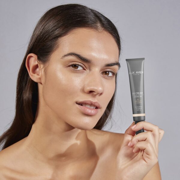 BB-Cream-model-min_www.alixavien.com.co