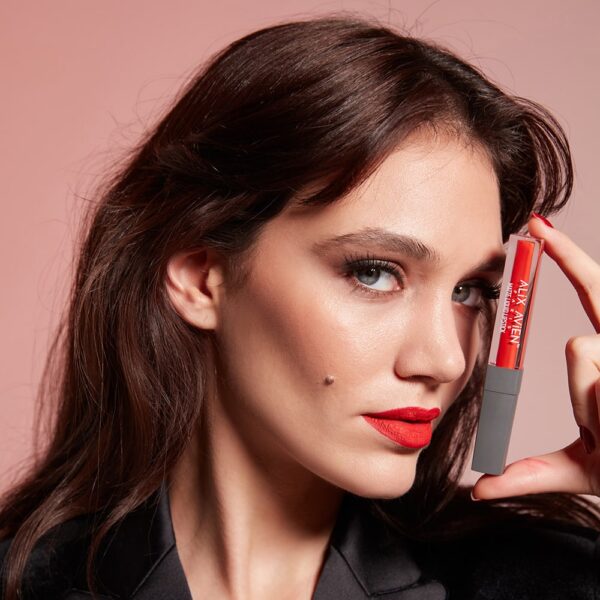 Matte-Liquid-Lipstick-Model-min_www.alixavien.com.co