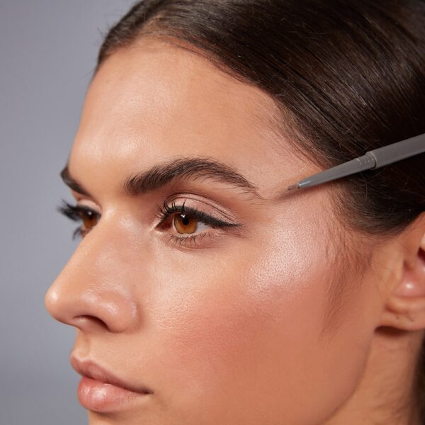 Retractable-Eyebrow-Pencil-Model-min_www.alixavien.com.co