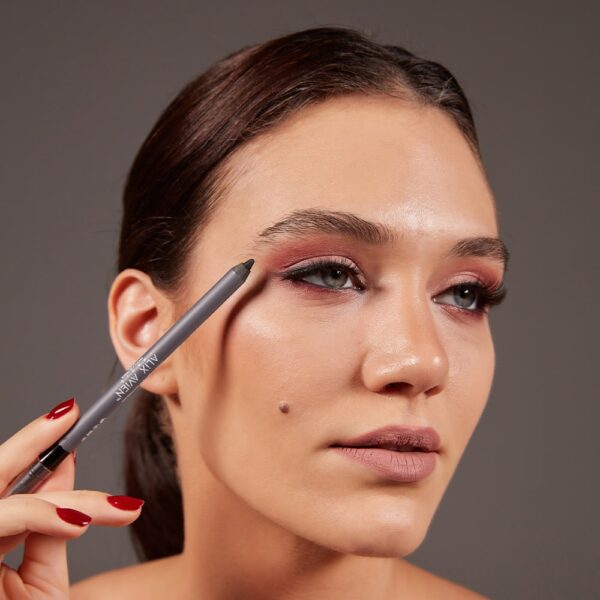 Smoky-Eye-Pencil-Model-min_www.alixavien.com.co