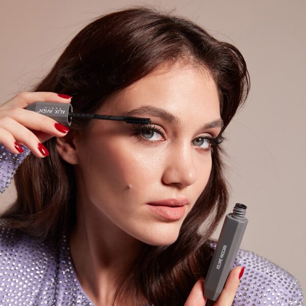 Volume-Mascara-Model-min_www.alixavien.com.co